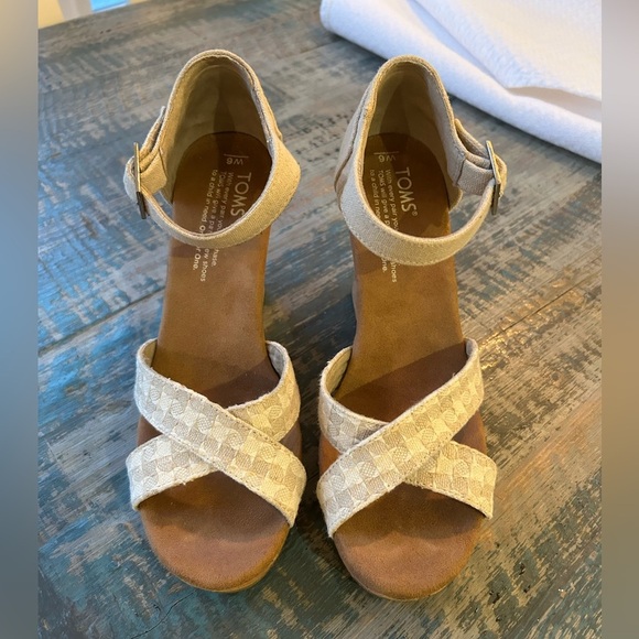 Toms Women Size 6 Wedge Sandal Light beige cream pattern at toes 3.5” heel - Picture 2 of 10